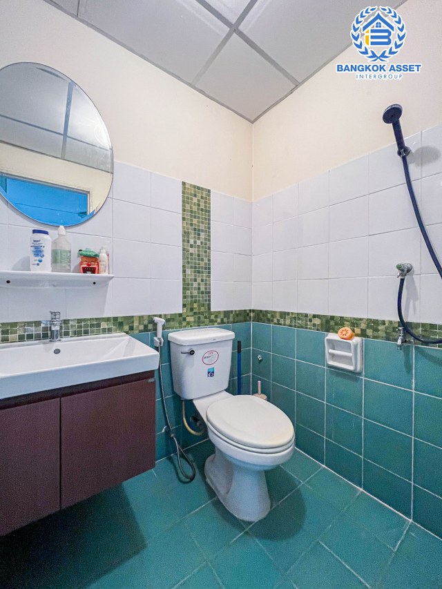 ทาวน์เฮ้าส์มือสองนนทบุรี ม.พฤกษา18/1 กาญจนาภิเษก เนื้อที่ 18 ตร.ว. ฟังก์ชัน 3 ห้องนอน 2 ห้องน้ำ 1 ที่จอดรถ บ้านสภาพดี บนทำเลแห่งการเดินทาง เพียง 10 นาทีถึงเซ็นทรัลเวสต์เกต และรถไฟฟ้าสายสีม่วง "สถานีตลาดบางใหญ่"